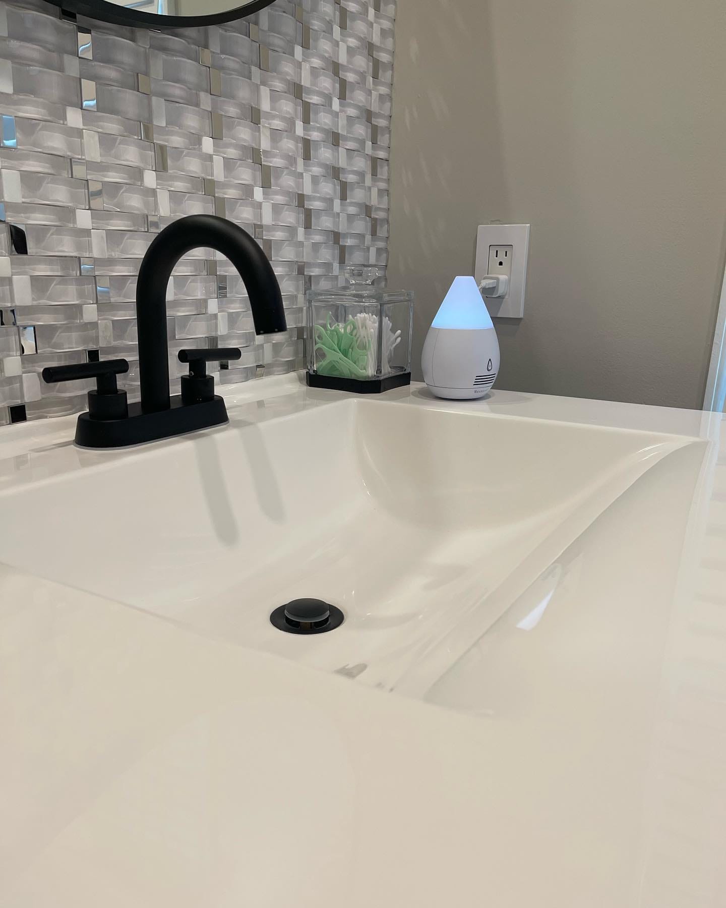 Matte-black bath, spotless