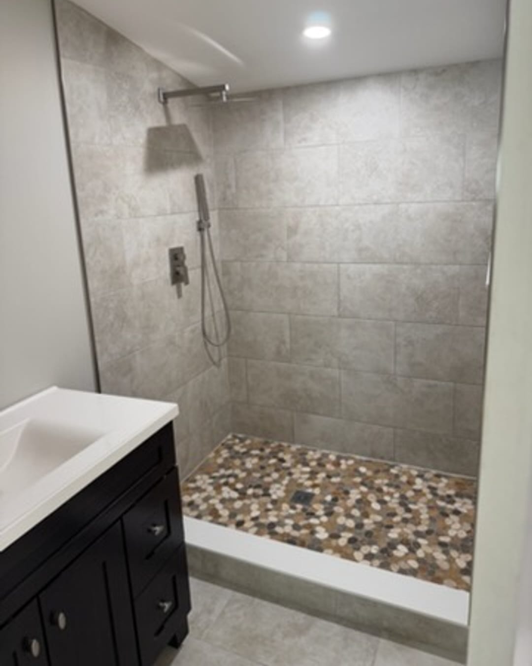 Walk-in shower with pebble-stone floor, scrubbed