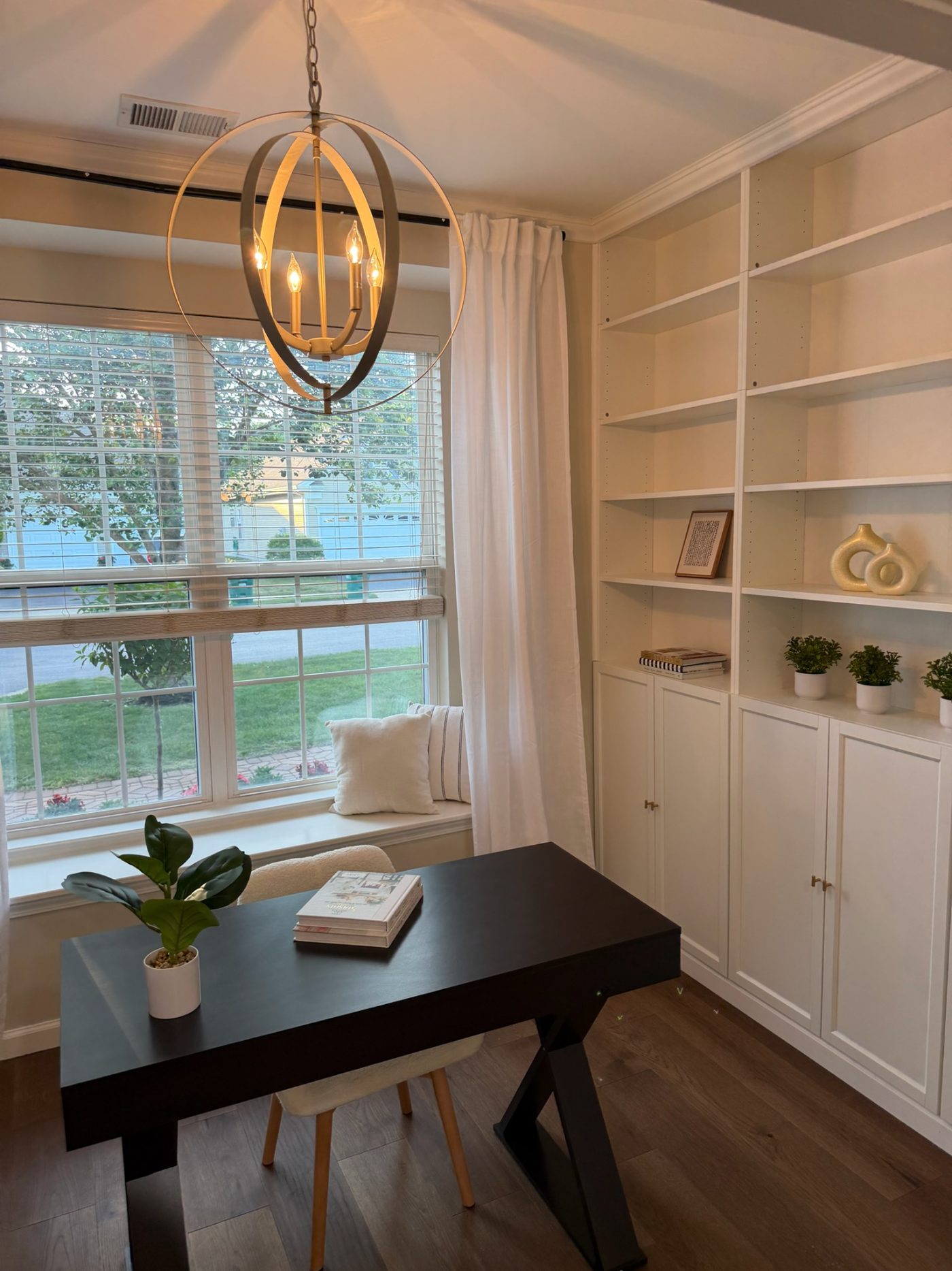 Home office, desk & built-ins detailed